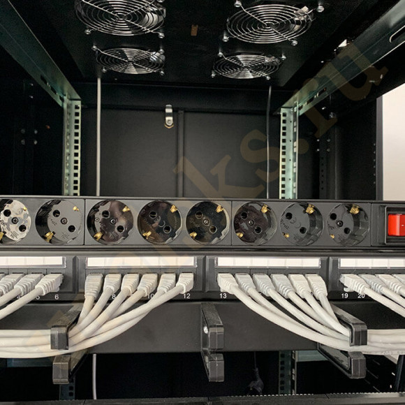 DR-432121 Блок распределения 19" (PDU) с выключателем на 16А, 8 разъемов SHUKO, шнур питания 1,8 м, черный