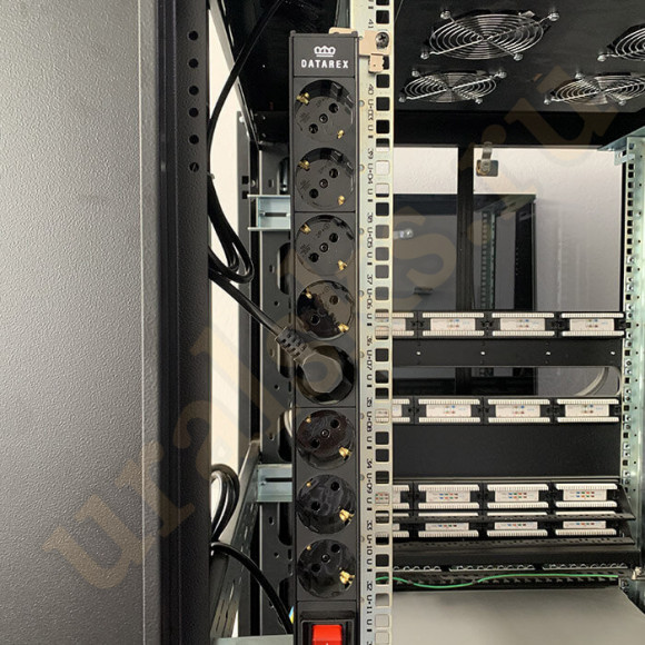 DR-432121 Блок распределения 19" (PDU) с выключателем на 16А, 8 разъемов SHUKO, шнур питания 1,8 м, черный